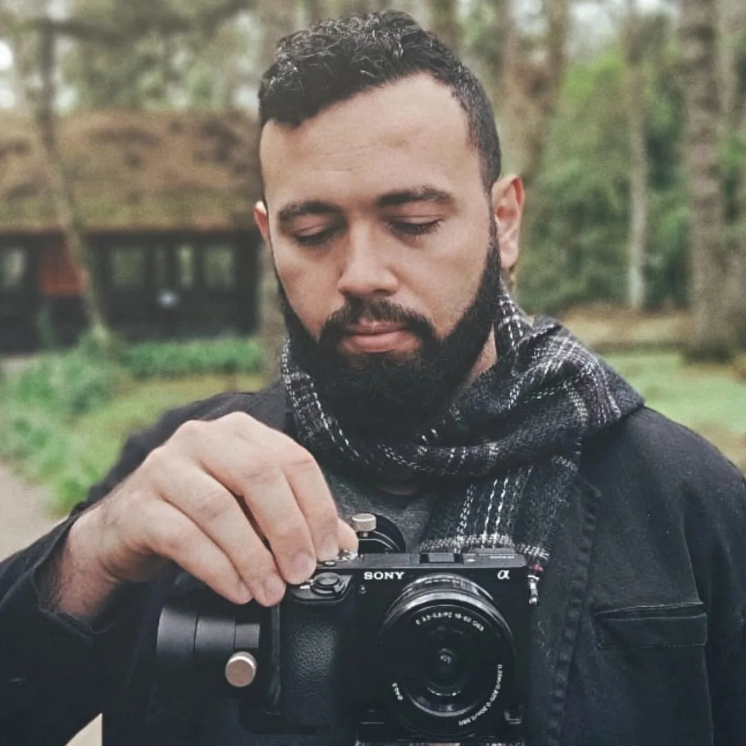 Fernando Júnior trabalhando com câmera fotográfica