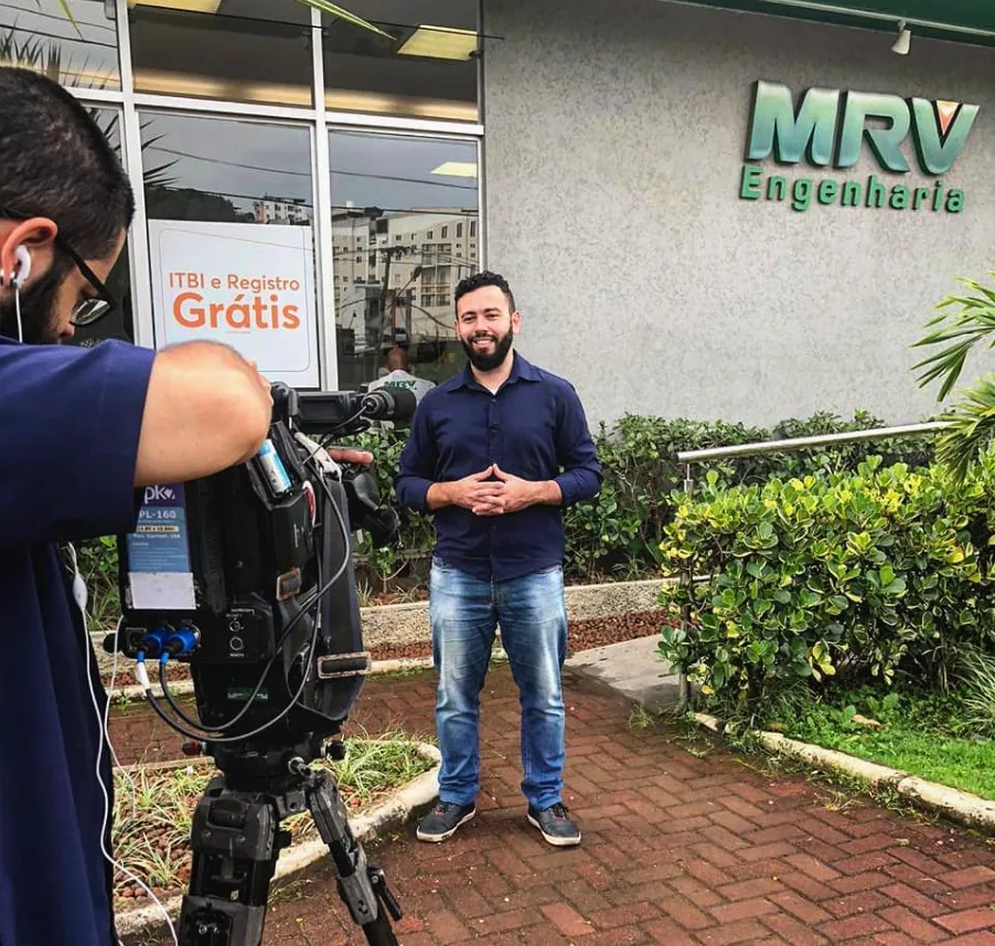 Fernando Júnior em gravação externa para empresa